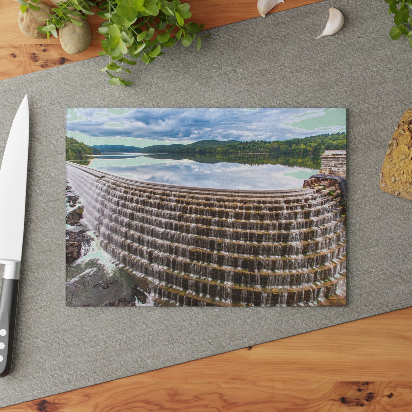 Top of CROTON DAM Glass Cutting Board